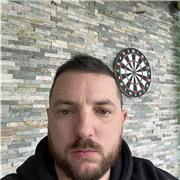 Prof en visio donne des cours en stadium management et marketing du sport